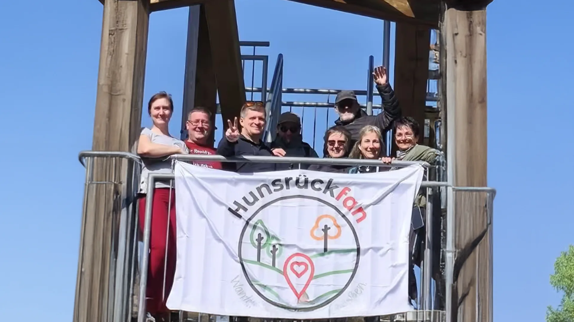 Wandergruppe auf dem Aussichtsturm Fünfseenblick