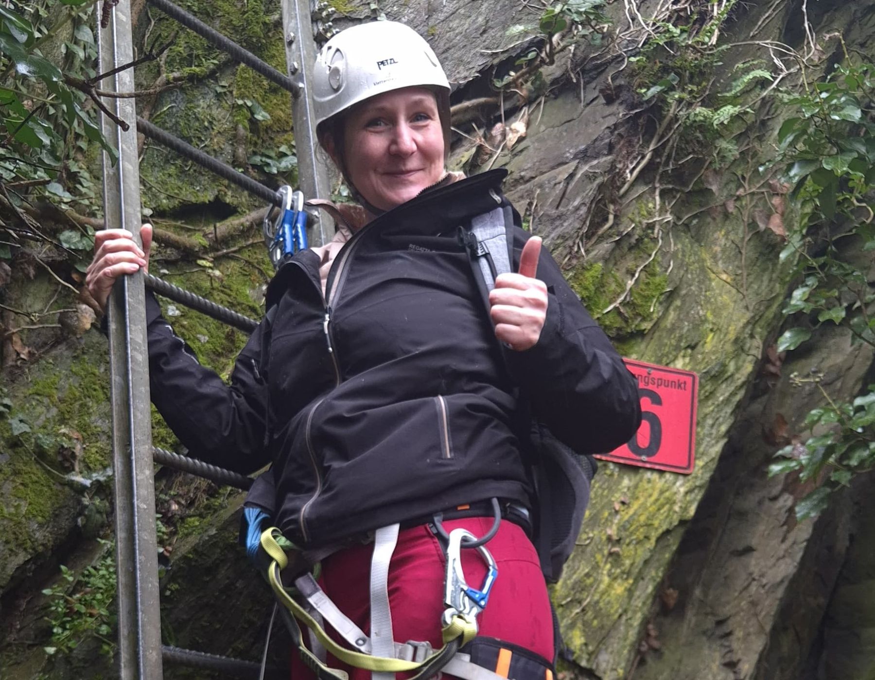 Franziska klettert an einem Felsen im Hunsrück
